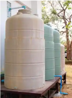 รอยแตกร้าวบนถังเก็บน้ำพลาสติกสัญญาณเตือนควรเปลี่ยนถังเก็บน้ำเพื่อป้องกันน้ำรั่วซึม